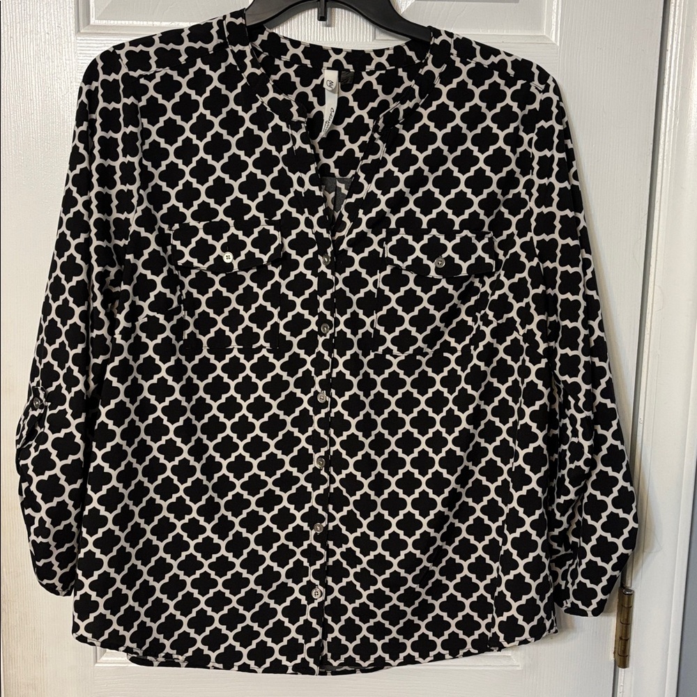 NY Collection Black and White Patterned Blouse